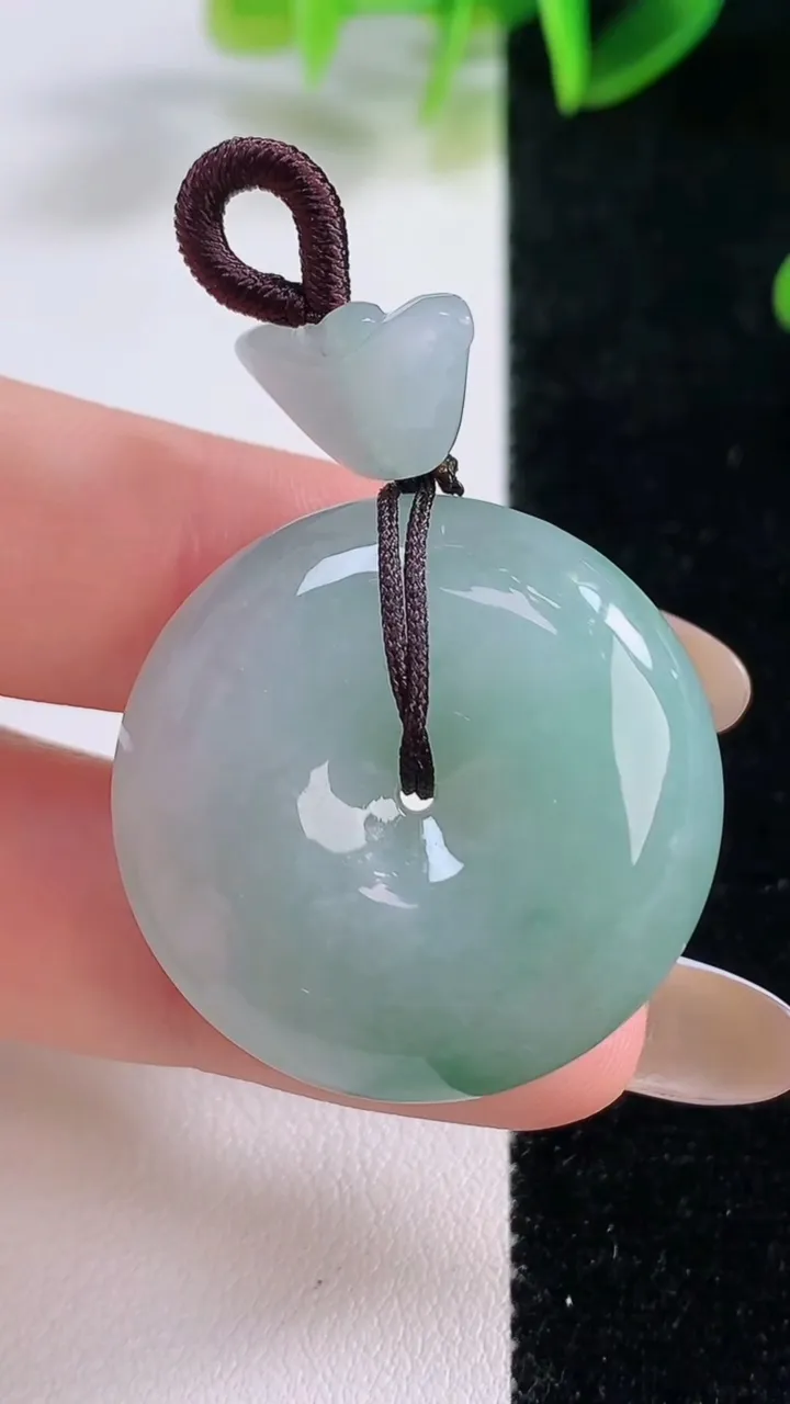 天然A货翡翠平安扣吊坠，尺寸30.2-9.5，重量:18.73g
11月19日