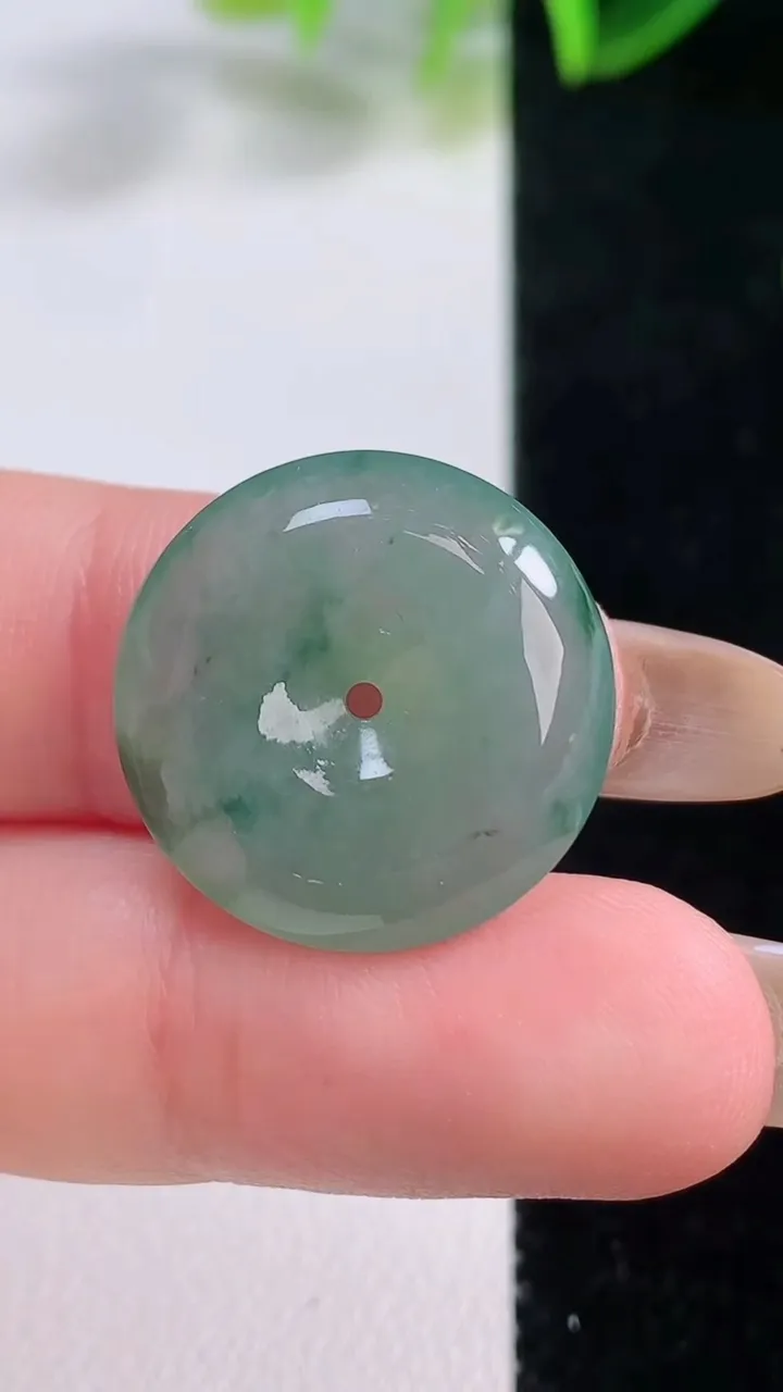 天然A货翡翠平安扣吊坠，尺寸20.3-5.4，重量:4.72g
11月19日