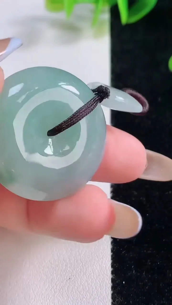 天然A货翡翠平安扣吊坠，尺寸30.2-9.5，重量:18.73g
11月19日