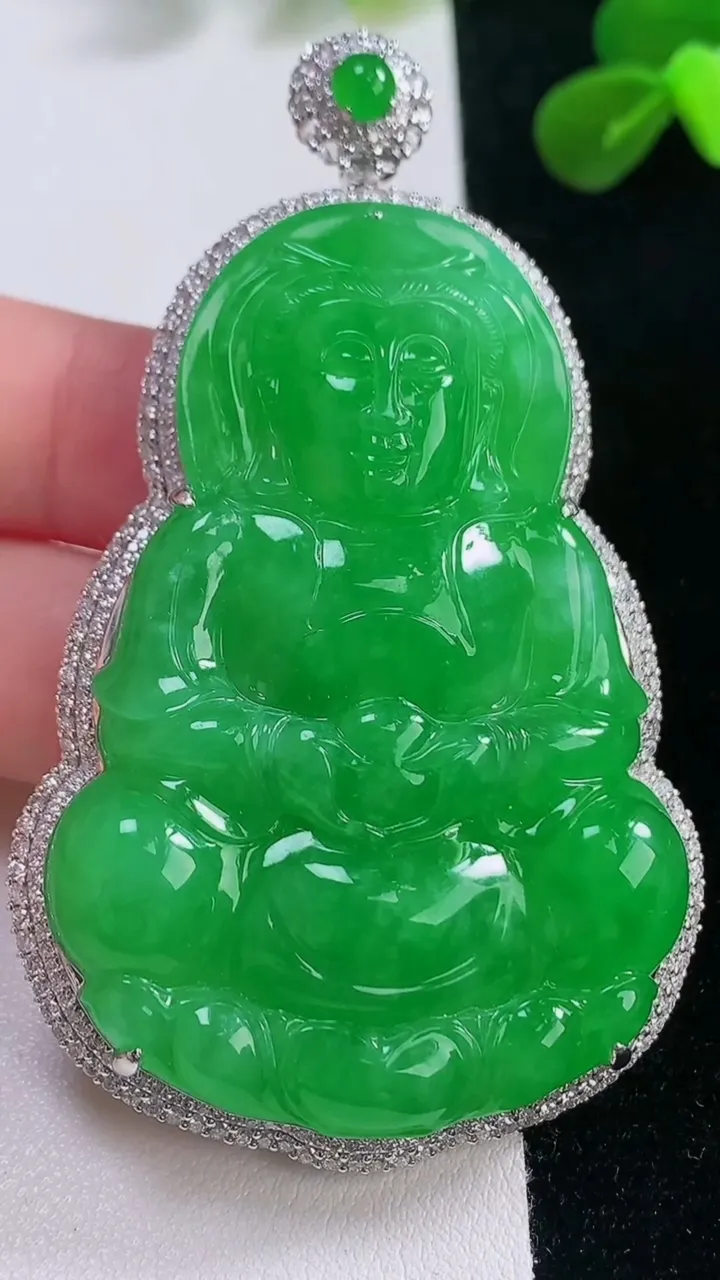 天然A货翡翠观音菩萨吊坠，尺寸71-42.4-11.7，裸石55.6-38.7重量:36.51g
1