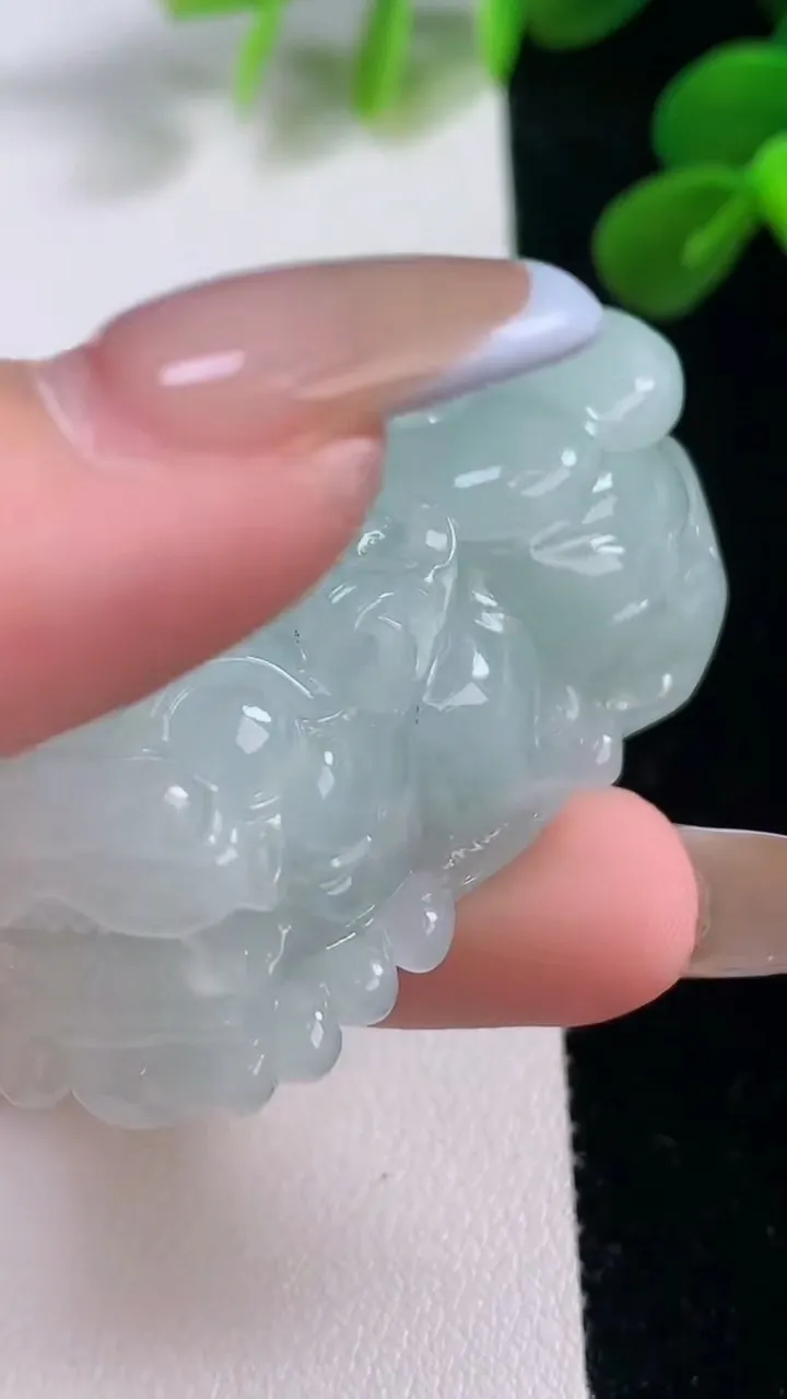 天然A货翡翠貔貅吊坠，尺寸47.6-31.2-20，重量:68.30g
11月19日