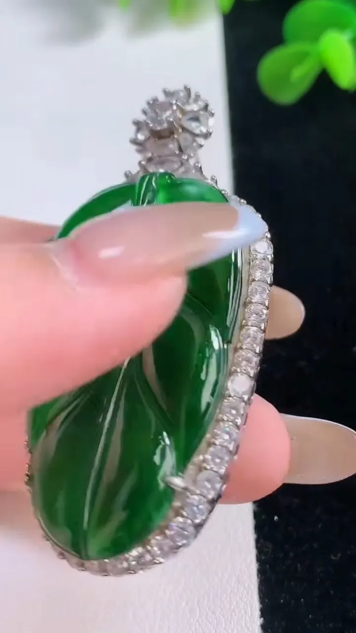 天然A货翡翠平安扣吊坠，尺寸18.8-3.3，重量:2.78g
11月19日