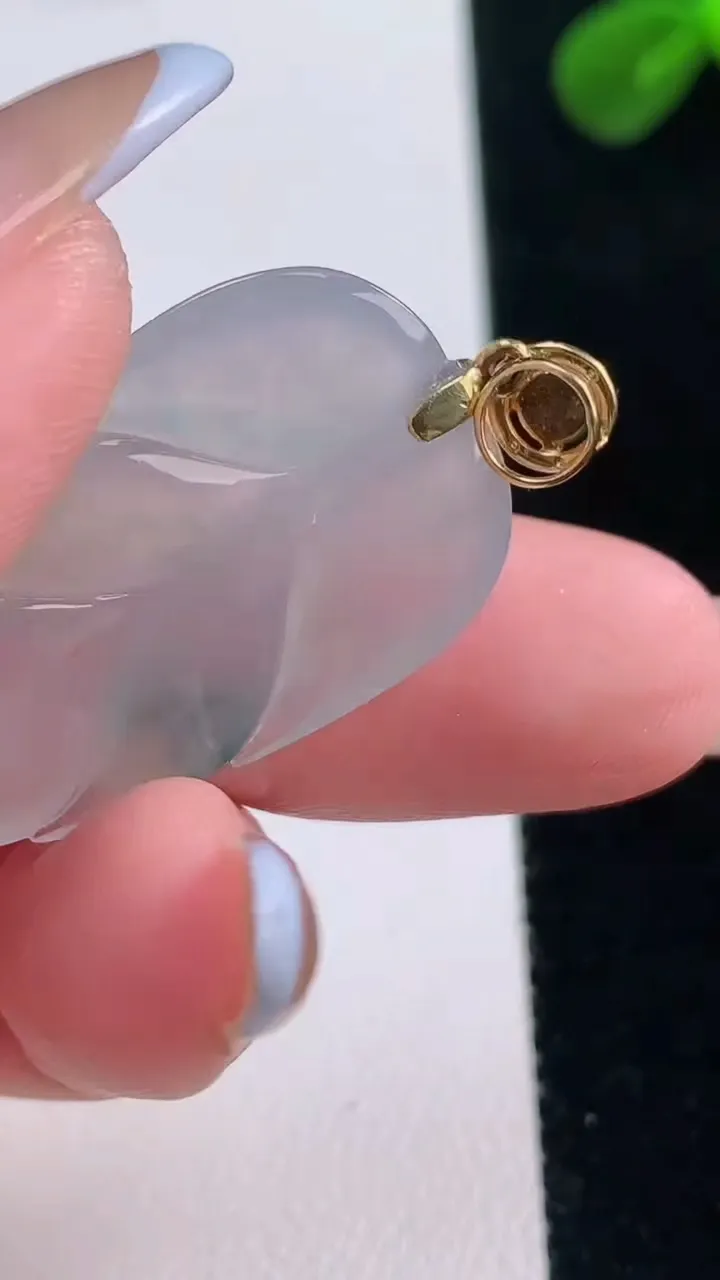 天然A货翡翠种飘花金枝玉叶 叶子吊坠，尺寸31-18.5-4.9，重量:5.92g
11月19日