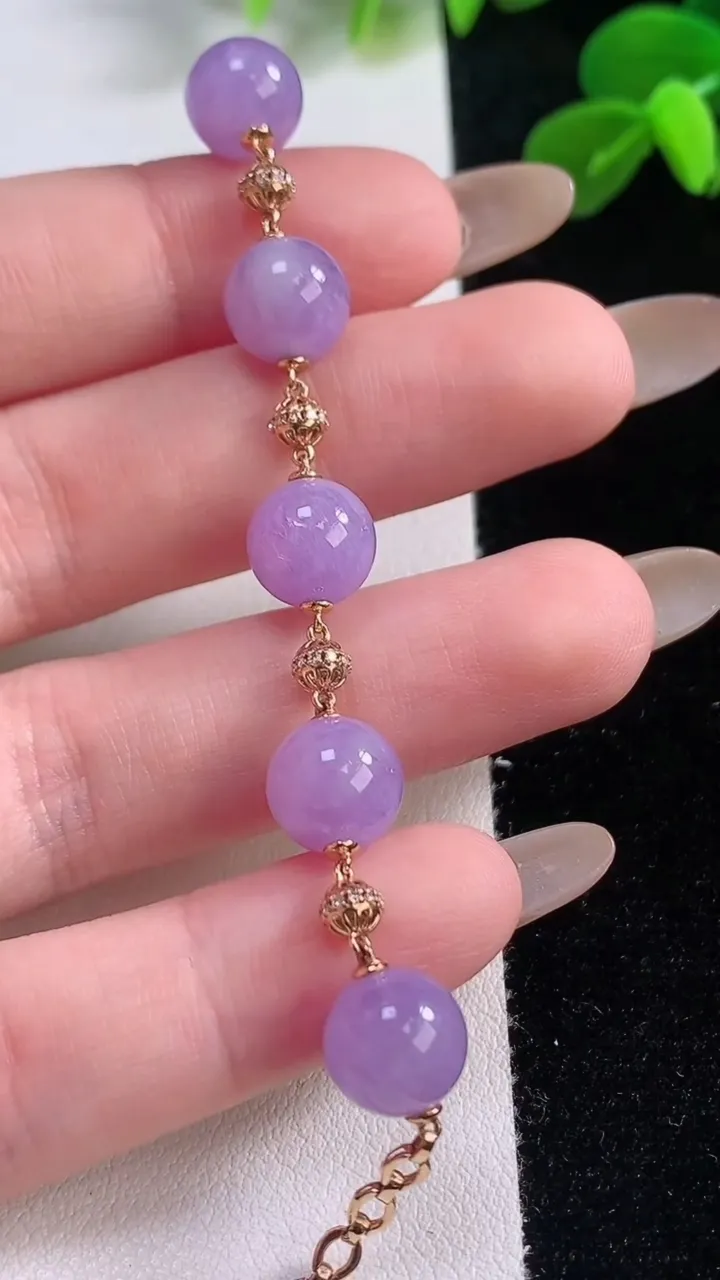 天然A货翡翠18K金紫罗兰圆珠手链，尺寸8.6，重量:8.65g11月19日
工厂直销收藏佳品,种好水足，色泽均匀，有种有色，上手高大气！