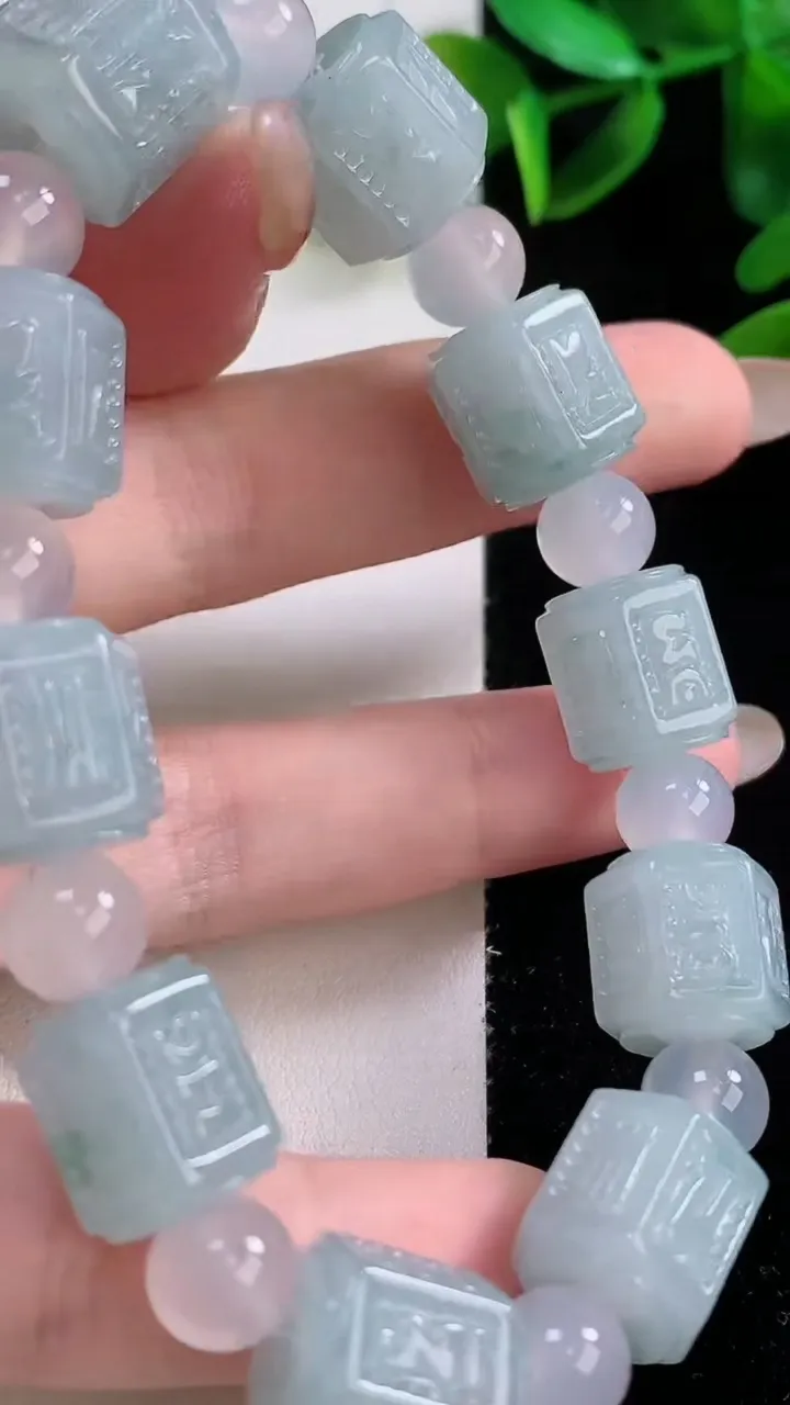 天然A货翡翠种飘花路路通手串，尺寸11.7-12.7-10颗，重量:50.89g11月19日
工厂直销收藏佳品,种好水足，色泽均匀，有种有色，上手高大气！