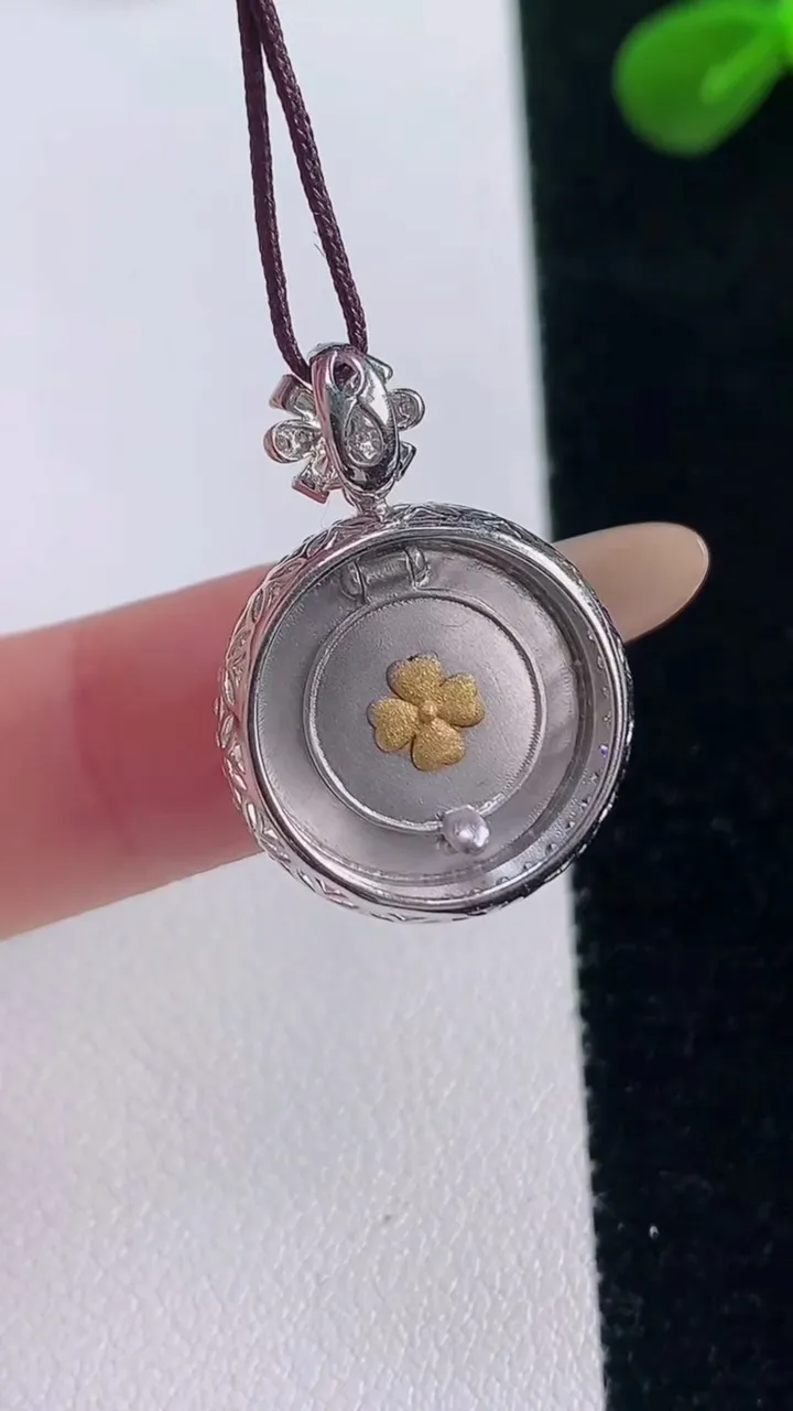 天然A货翡翠平安扣吊坠，尺寸25.2-17.8-7.4，裸石14.6重量:4.20g
11月19日