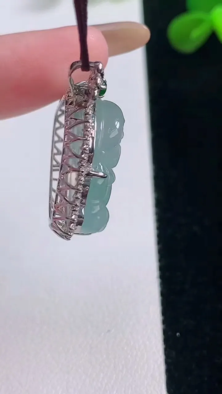 天然A货翡翠佛公吊坠，尺寸26.6-26-9，裸石17-23.4重量:5.38g
11月19日