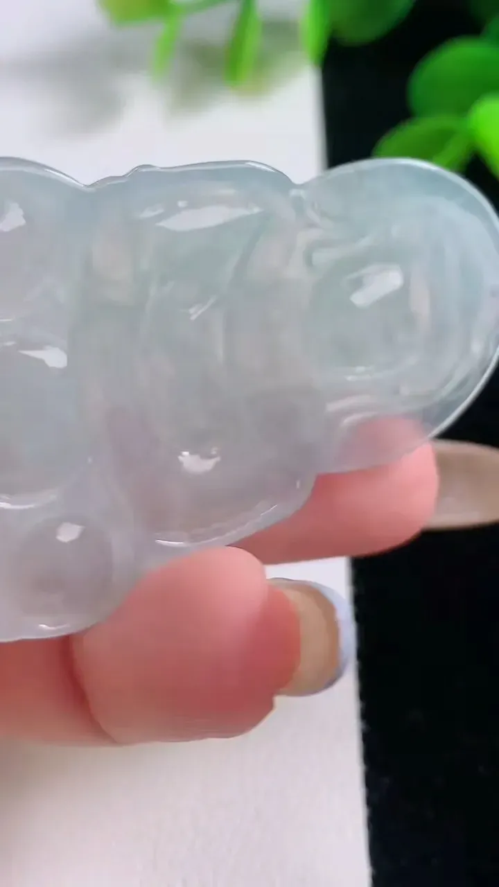 天然A货翡翠观音菩萨吊坠，尺寸52-35.5-4.6，重量:13.86g
11月19日