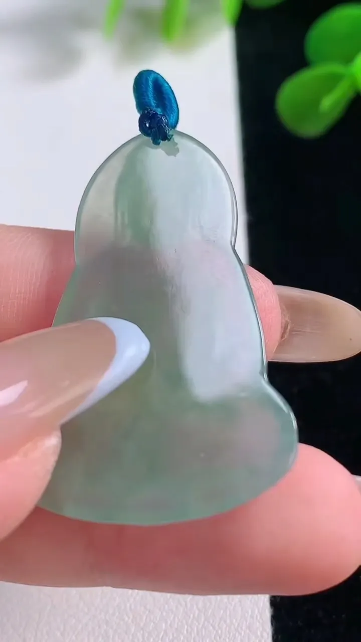 天然A货翡翠观音菩萨吊坠，尺寸39-25.4-4.2，重量:7.16g
11月19日