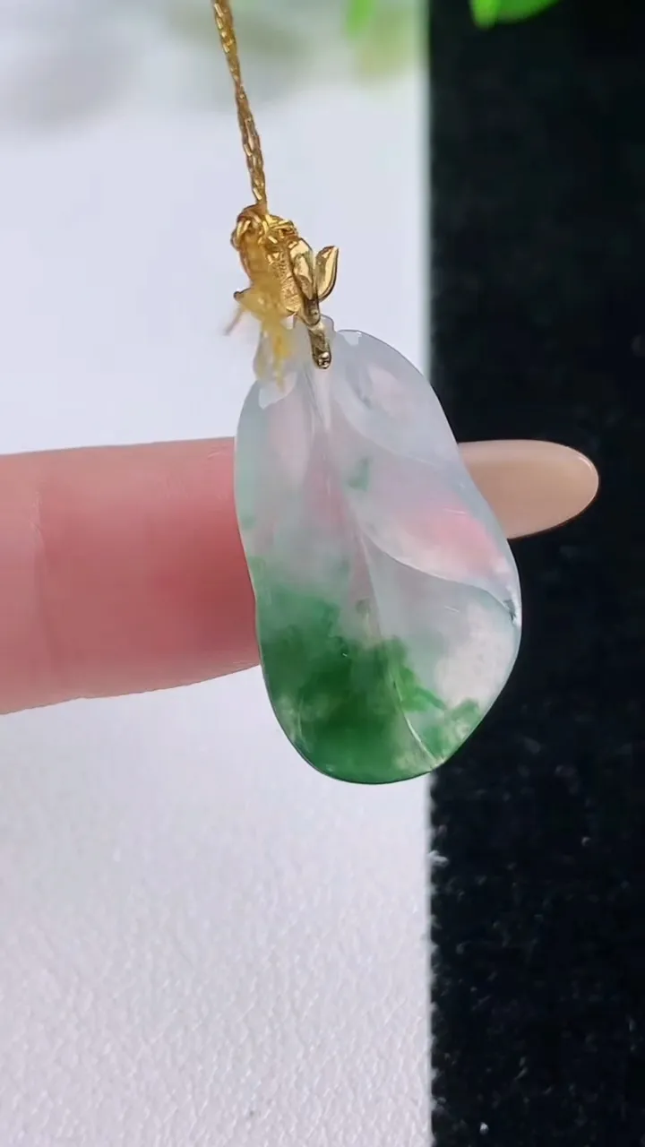 天然A货翡翠种飘花金枝玉叶 叶子吊坠，尺寸24.7-14.6-3，重量:2.09g
11月19日