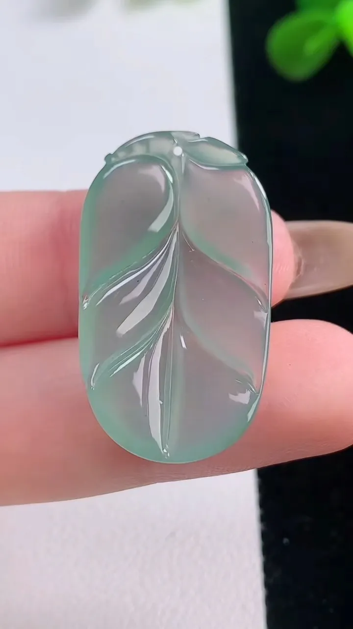 天然A货翡翠金枝玉叶 叶子吊坠，尺寸30.8-17.5-3.7，重量:3.78g
11月19日