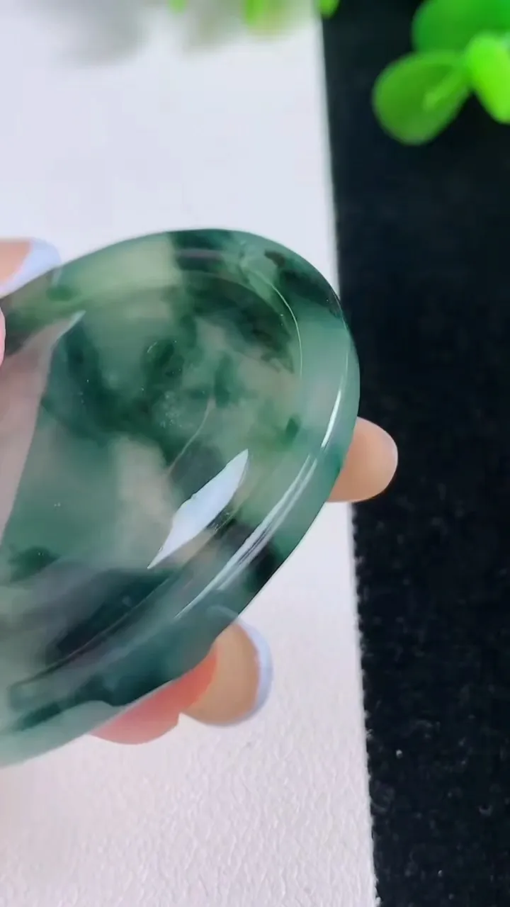 天然A货翡翠冰种飘花鸟语花香吊坠，尺寸49.7-42.4-5，重量:20.80g
11月19日