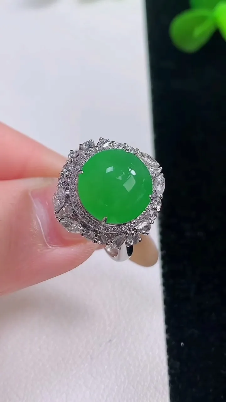 天然A货翡翠蛋面戒指，尺寸18-10.3-10.7，重量:4.45g2025年11月19日
工厂直销收藏佳品,种好水足，色泽均匀，有种有色，上手高大气！