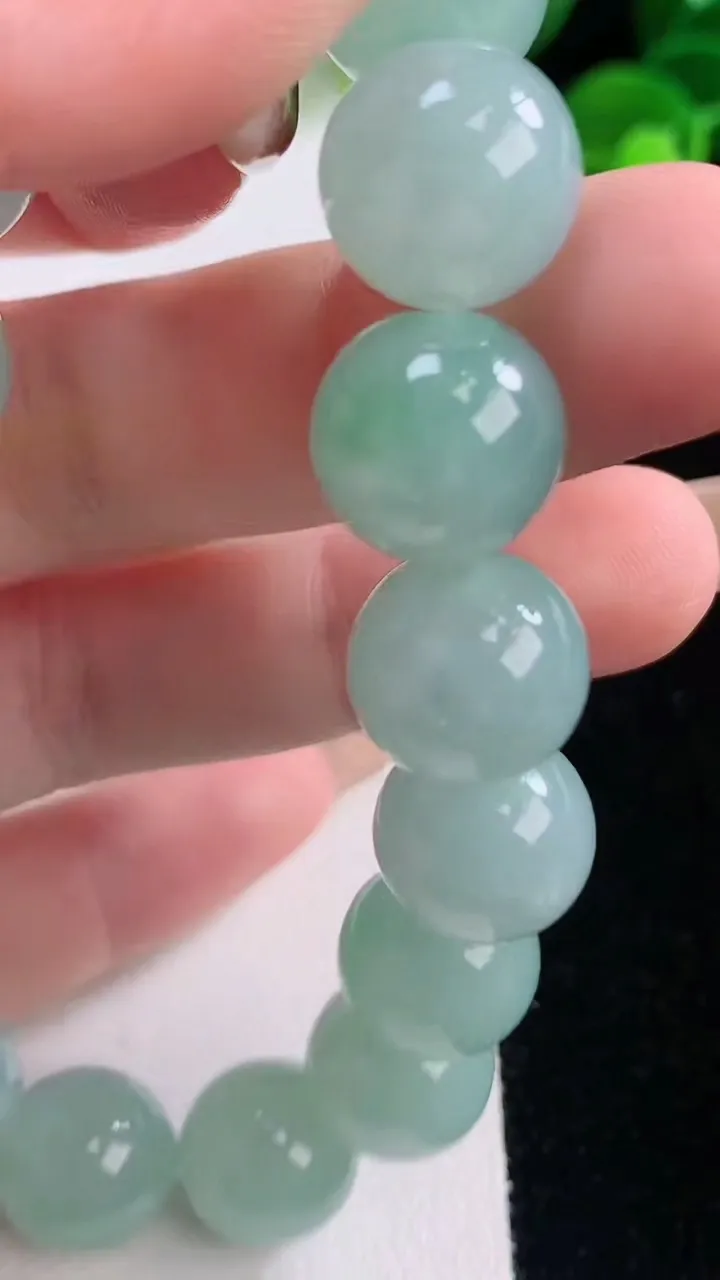天然A货翡翠圆珠手串，尺寸12.3-17颗，重量:53.13g11月19日
工厂直销收藏佳品,种好水足，色泽均匀，有种有色，上手高大气！