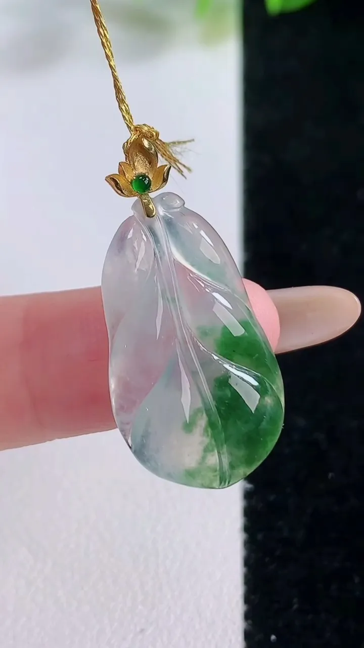 天然A货翡翠种飘花金枝玉叶 叶子吊坠，尺寸24.7-14.6-3，重量:2.09g
11月19日
