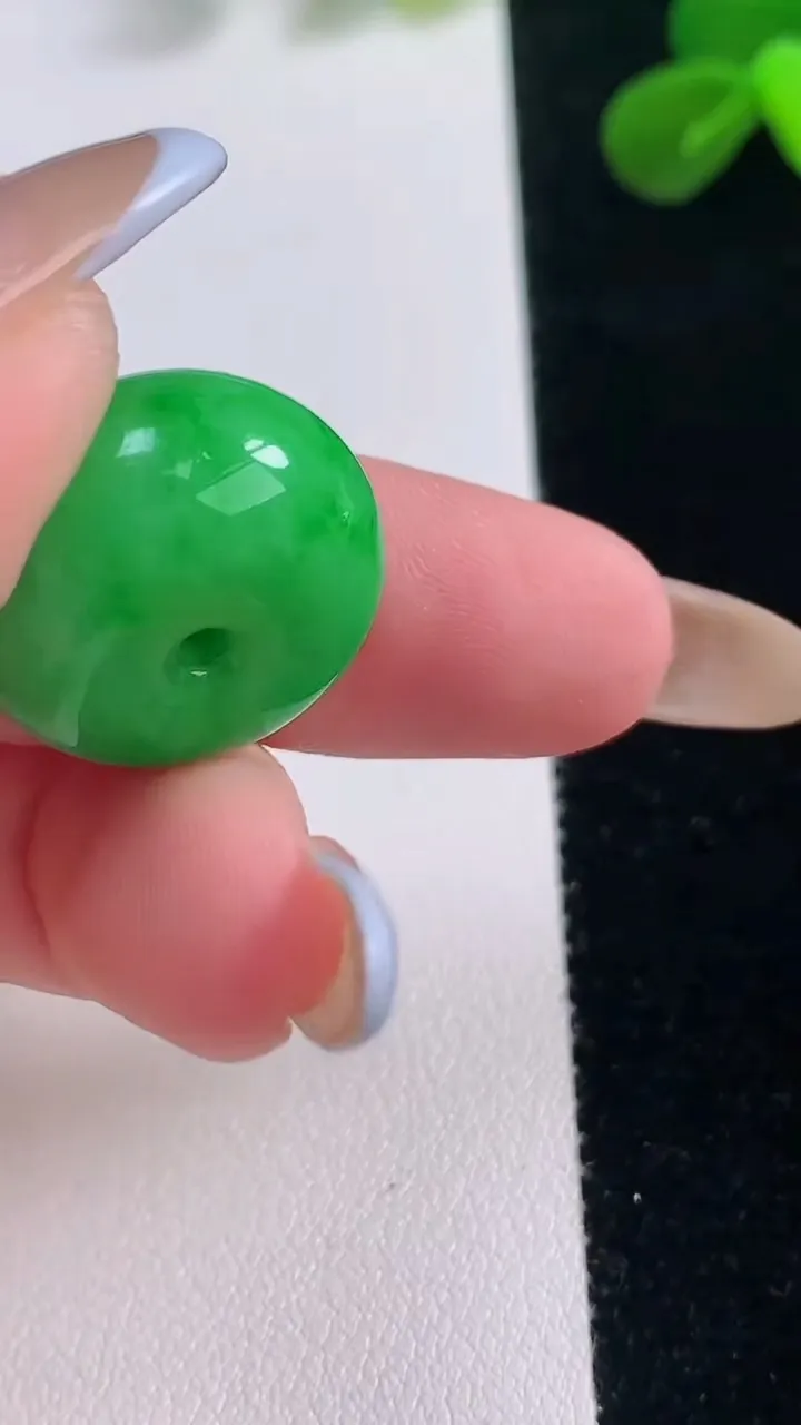 天然A货翡翠平安扣吊坠，尺寸20-11.8，重量:9.56g
11月19日