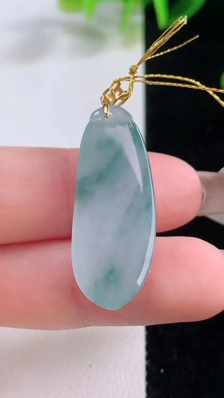 天然A货翡翠种飘花福瓜吊坠，尺寸30.2-12.3-5.5，重量:4.74g
11月19日