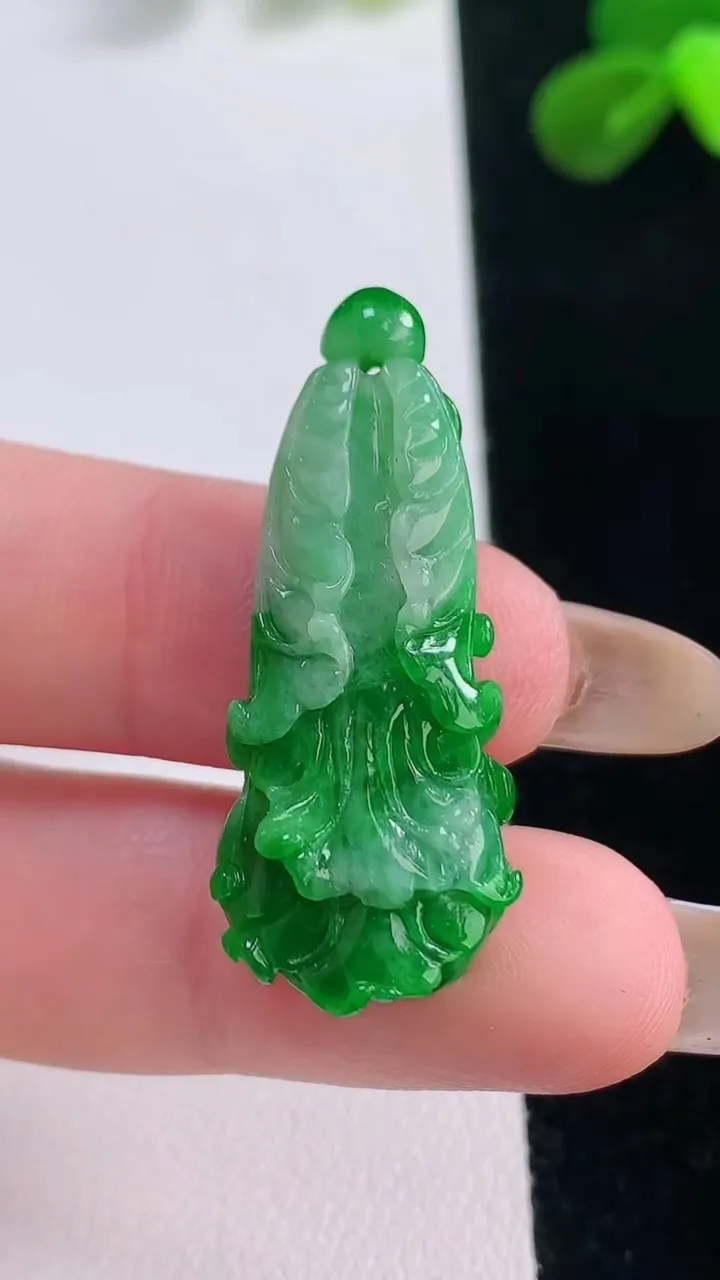 天然A货翡翠白菜吊坠，尺寸35.2-13.8-6.4，重量:4.98g
11月19日