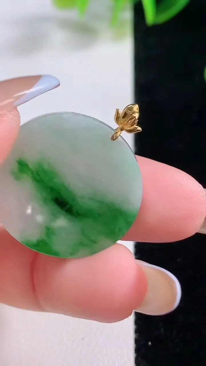 天然A货翡翠无事牌吊坠，尺寸24.5-2，重量:3.55g
11月19日