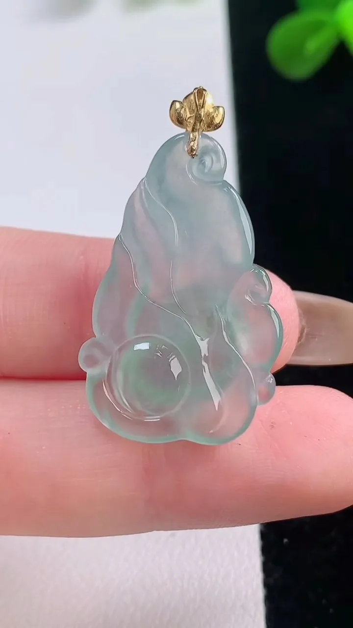 天然A货翡翠九尾狐吊坠，尺寸29.3-28.4-4.9，重量:3.87g
11月19日