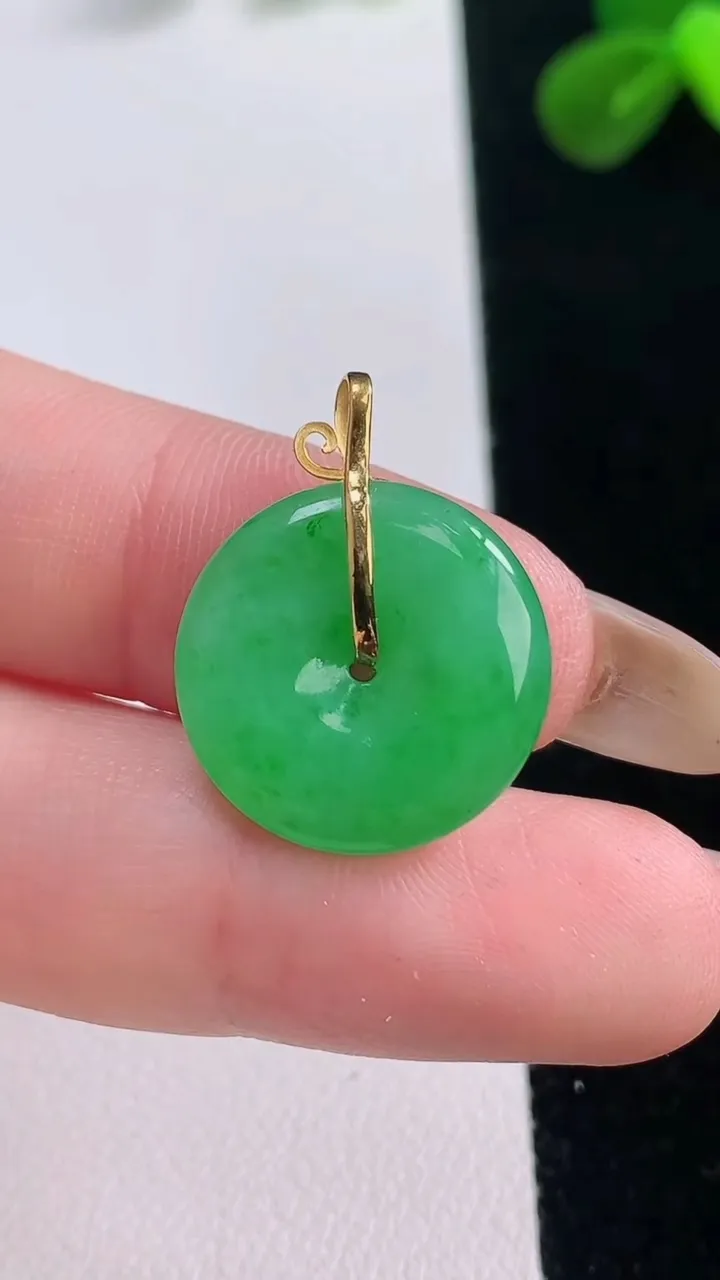 天然A货翡翠平安扣吊坠，尺寸17.4-3.4，重量:2.35g
11月19日