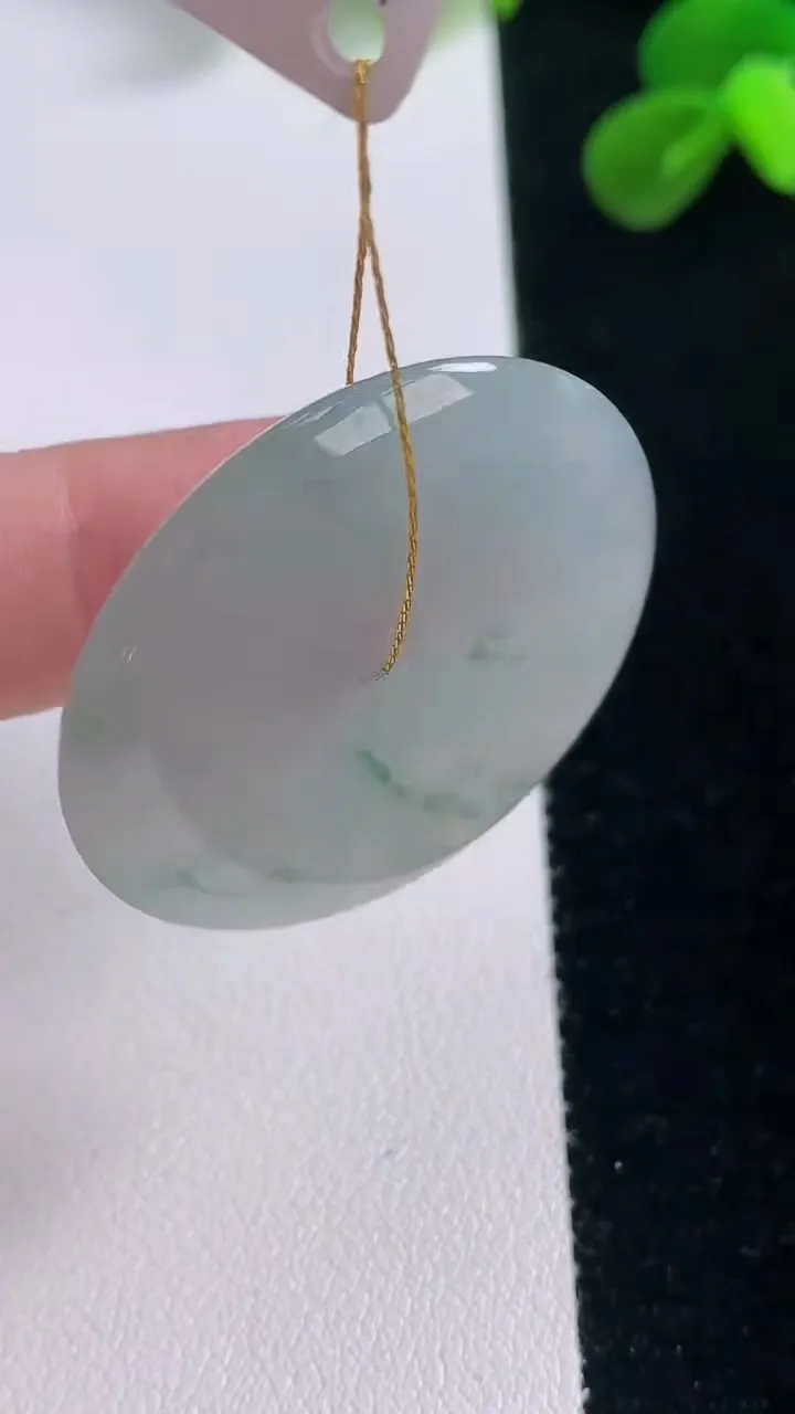 天然A货翡翠冰种飘花平安扣吊坠，尺寸34.8-6，重量:15.52g
11月19日