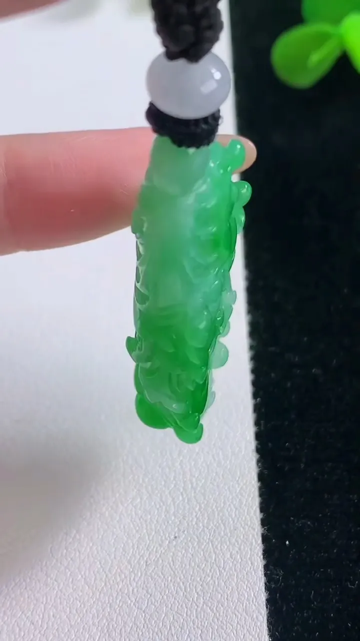 天然A货翡翠白菜吊坠，尺寸39.8-19.8-10.4，重量:19.10g
11月19日