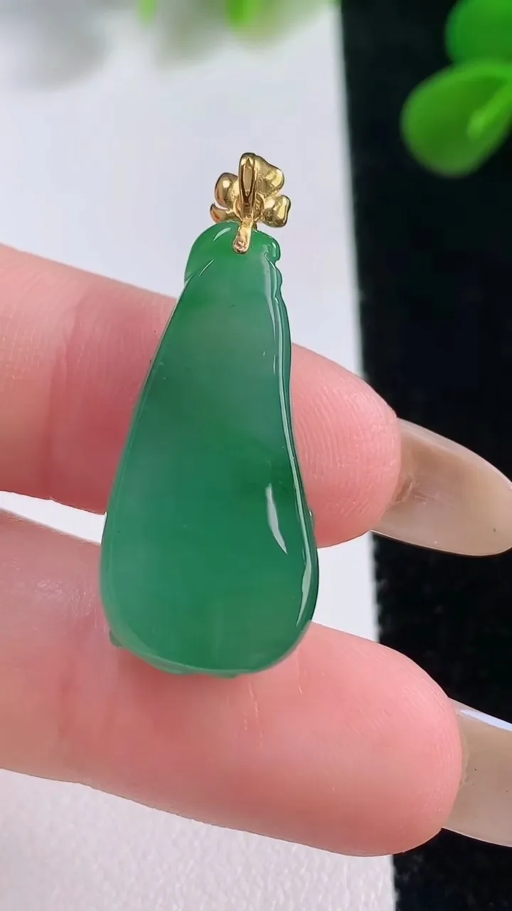 天然A货翡翠福瓜吊坠，尺寸26.8-13-7，重量:4.16g
11月19日