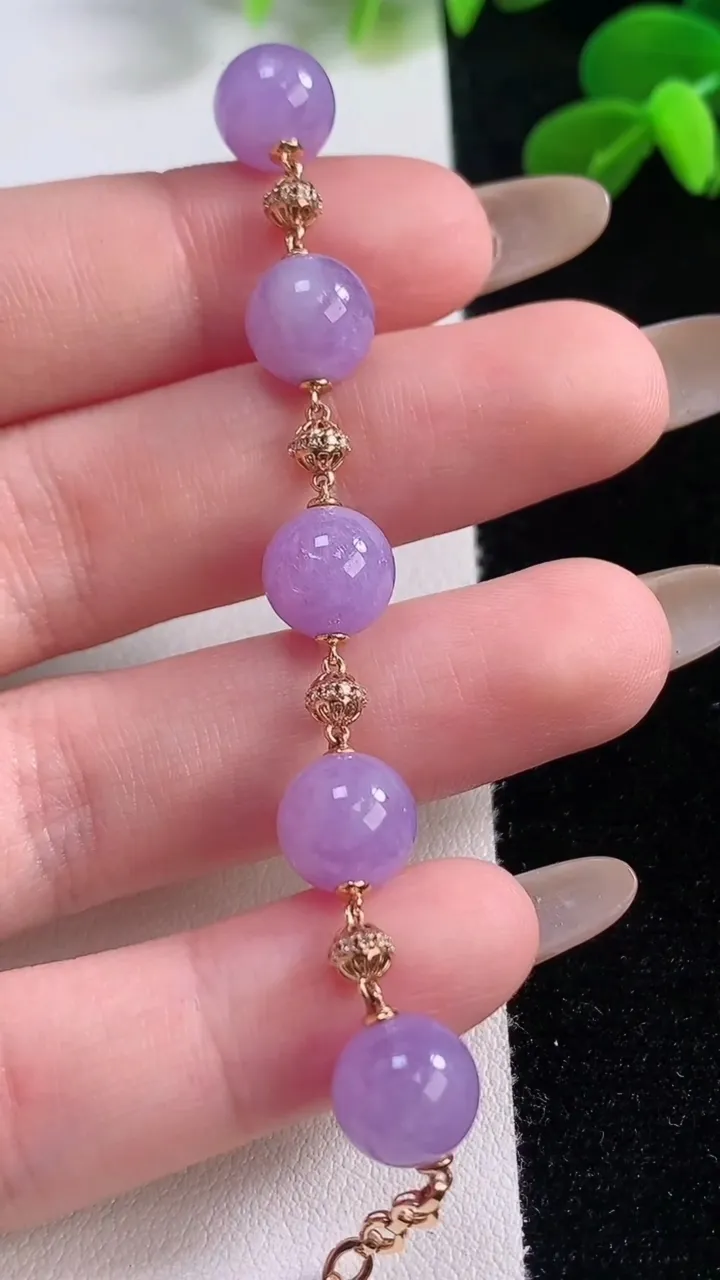 天然A货翡翠18K金紫罗兰圆珠手链，尺寸8.6，重量:8.65g11月19日
工厂直销收藏佳品,种好水足，色泽均匀，有种有色，上手高大气！