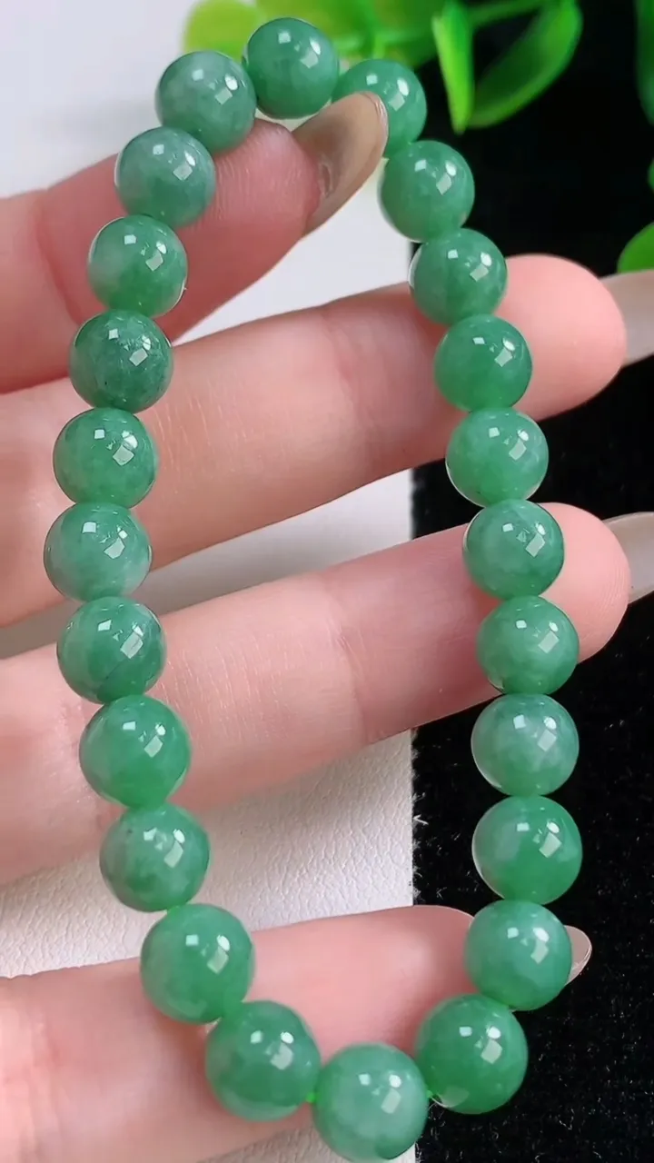 天然A货翡翠圆珠手串，尺寸7.5-24颗，重量:17.21g11月19日
工厂直销收藏佳品,种好水足，色泽均匀，有种有色，上手高大气！