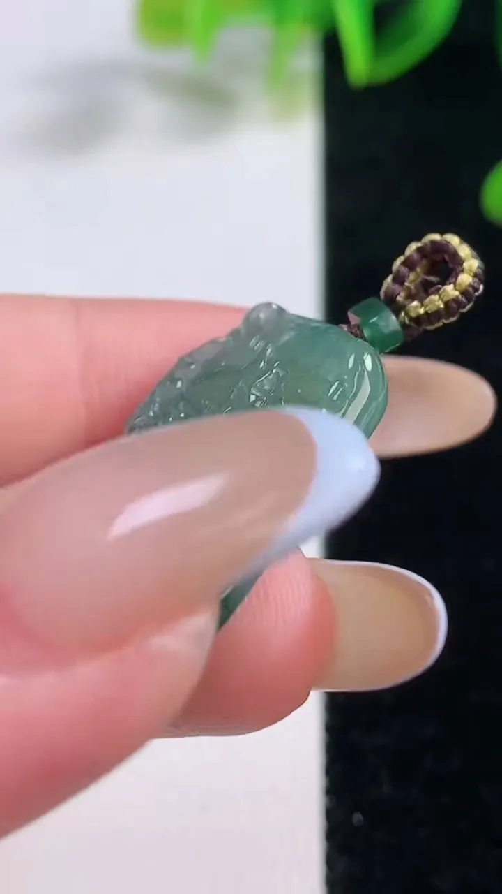 天然A货翡翠龙牌吊坠，尺寸32.2-19.8-5，重量:6.77g
11月19日