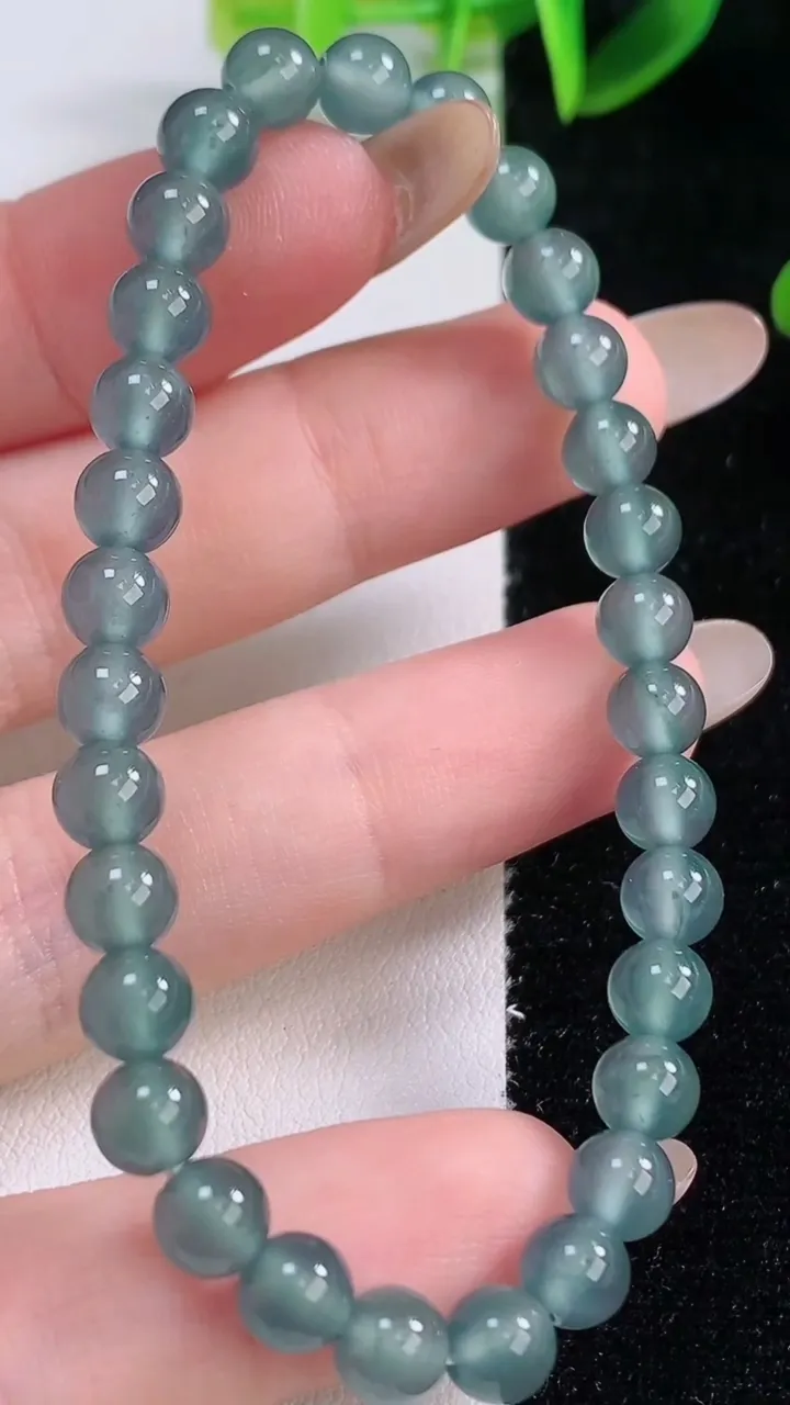 天然A货翡翠圆珠手串，尺寸5.8-31颗，重量:10.50g11月19日
工厂直销收藏佳品,种好水足，色泽均匀，有种有色，上手高大气！