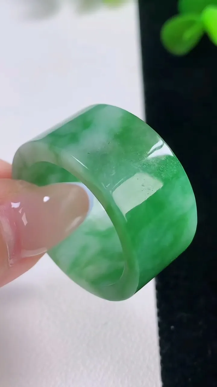 天然A货翡翠指环扳指，尺寸23.5-13.8-3.2，重量:14.11g2025年11月19日
工厂直销收藏佳品,种好水足，色泽均匀，有种有色，上手高大气！