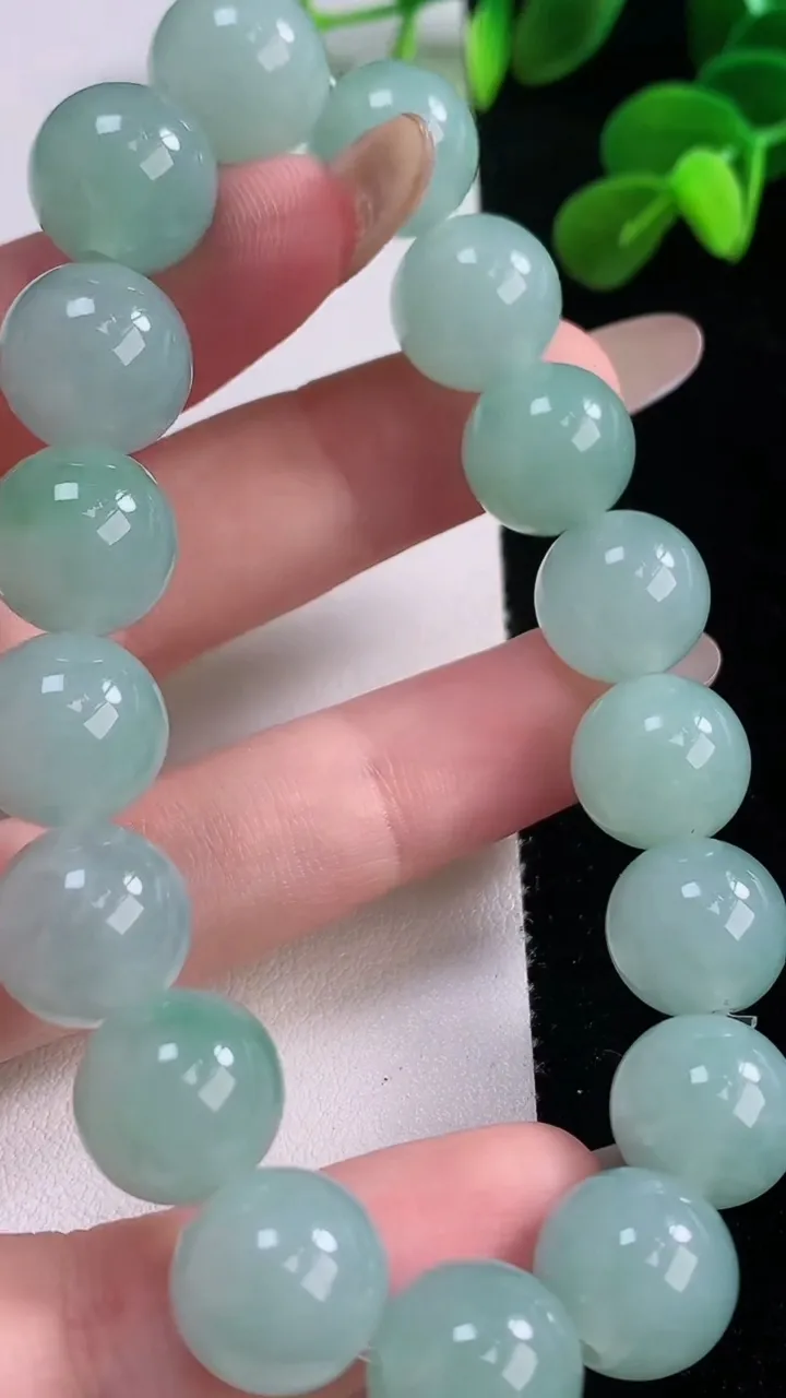 天然A货翡翠圆珠手串，尺寸12.3-17颗，重量:53.13g11月19日
工厂直销收藏佳品,种好水