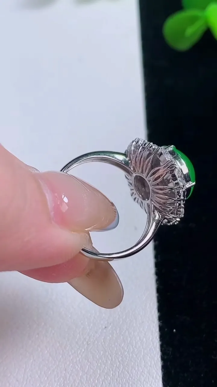 天然A货翡翠蛋面戒指，尺寸18-10.3-10.7，重量:4.45g2025年11月19日
工厂直销收藏佳品,种好水足，色泽均匀，有种有色，上手高大气！