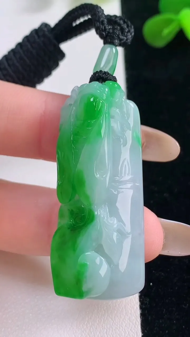 天然A货翡翠节节高升 竹节吊坠，尺寸44-17.5-11.5，重量:20.89g
11月19日