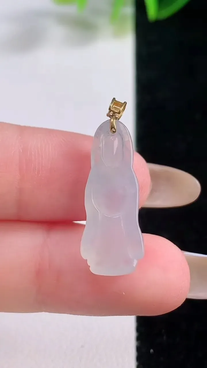 天然A货翡翠种白冰财神爷吊坠，尺寸23.7-9.5-5.8，重量:2.28g
11月19日