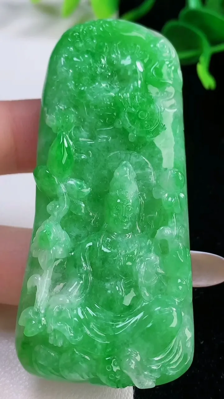 天然A货翡翠大势至菩萨吊坠，尺寸72-34-12，重:60.49g
11月19日