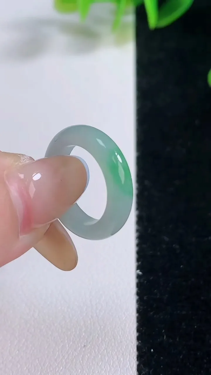 天然A货翡翠指环戒指，尺寸14.5-4.2-2.7，重量:2.29g2025年11月19日
工厂直销收藏佳品,种好水足，色泽均匀，有种有色，上手高大气！