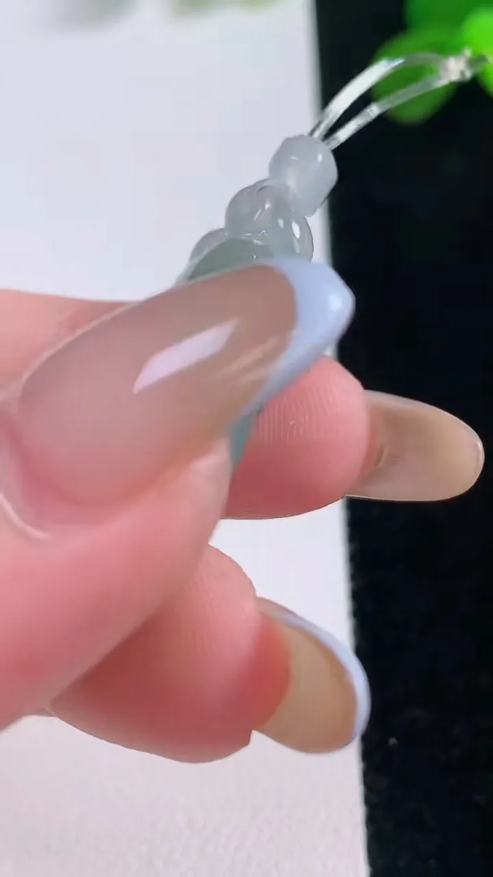 天然A货翡翠冰种飘花寿桃吊坠，尺寸38.7-19-7.8，重量:8.81g
11月19日