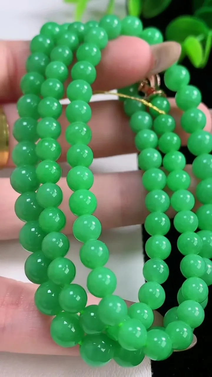 天然A货翡翠圆珠项链，尺寸6.6-91颗，重量:37.66g11月19日
工厂直销收藏佳品,种好水足，色泽均匀，有种有色，上手高大气！