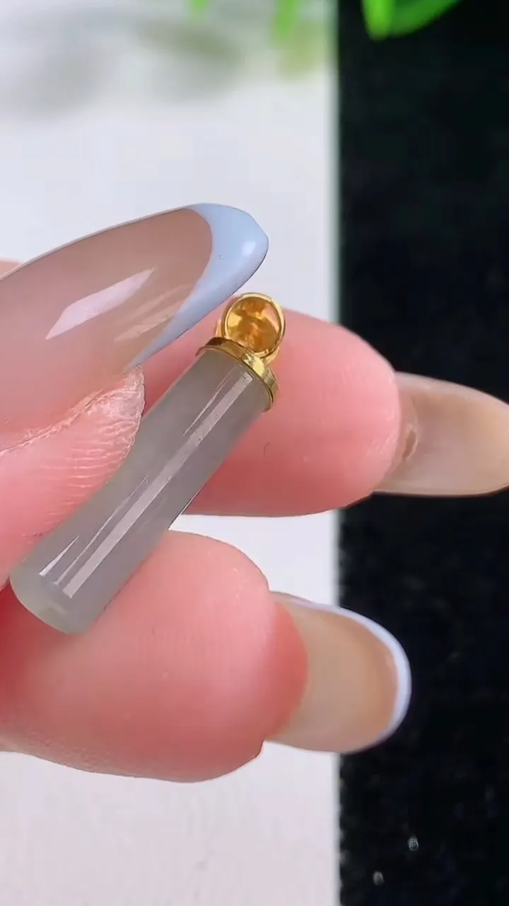 天然A货翡翠平安柱吊坠，尺寸19.3-5，重量:1.80g
11月19日