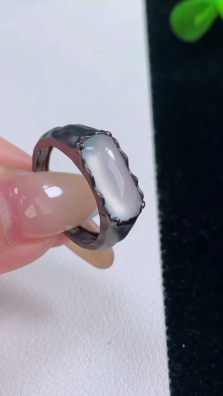 天然A货翡翠种白冰马鞍戒指，尺寸17.7-13-7.6-3.7，重量:3.52g2025年11月19