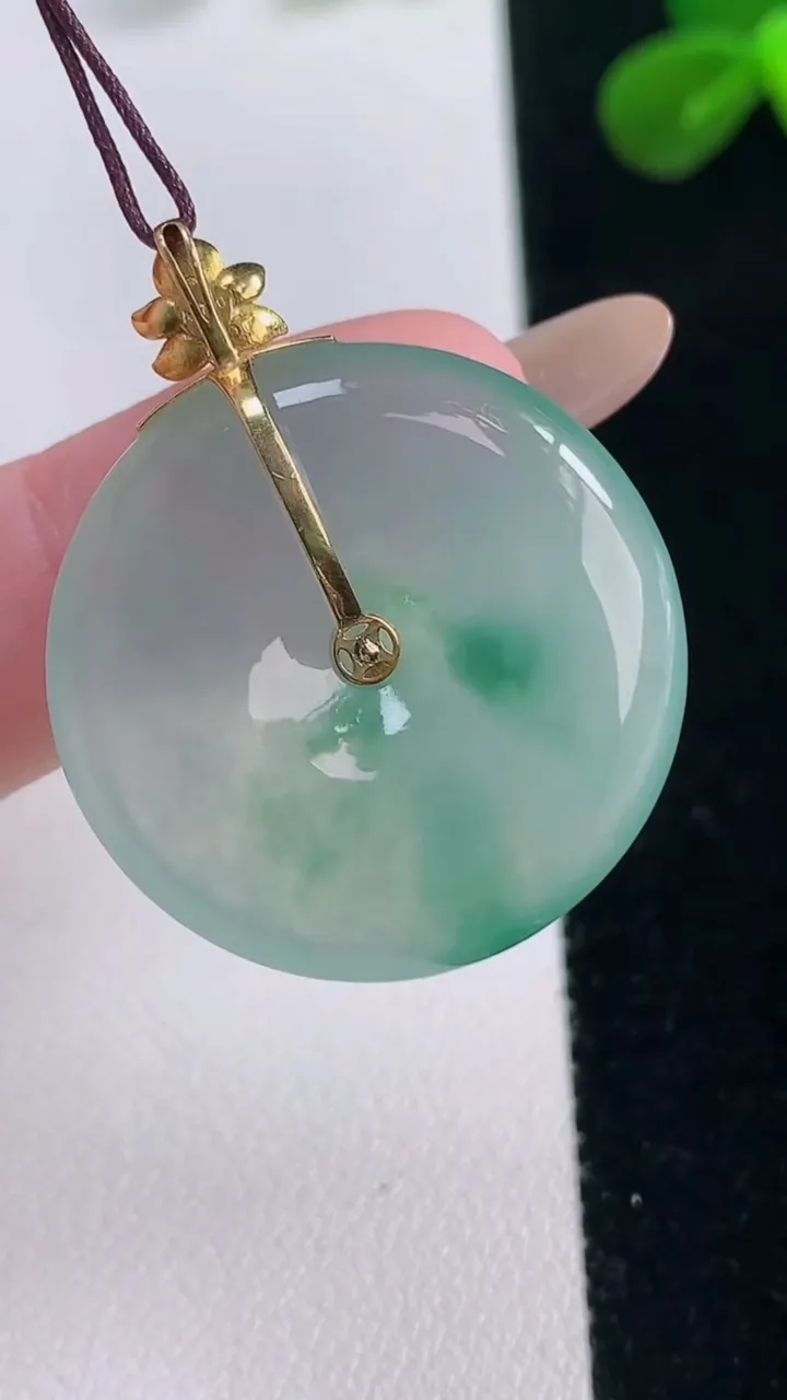 天然A货翡翠种飘花平安扣吊坠，尺寸27-6，重量:9.89g
11月19日