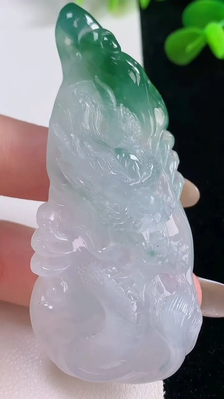 天然A货翡翠种飘花龙牌吊坠，尺寸72.5-31.2-13.4，重量:49.36g
11月19日