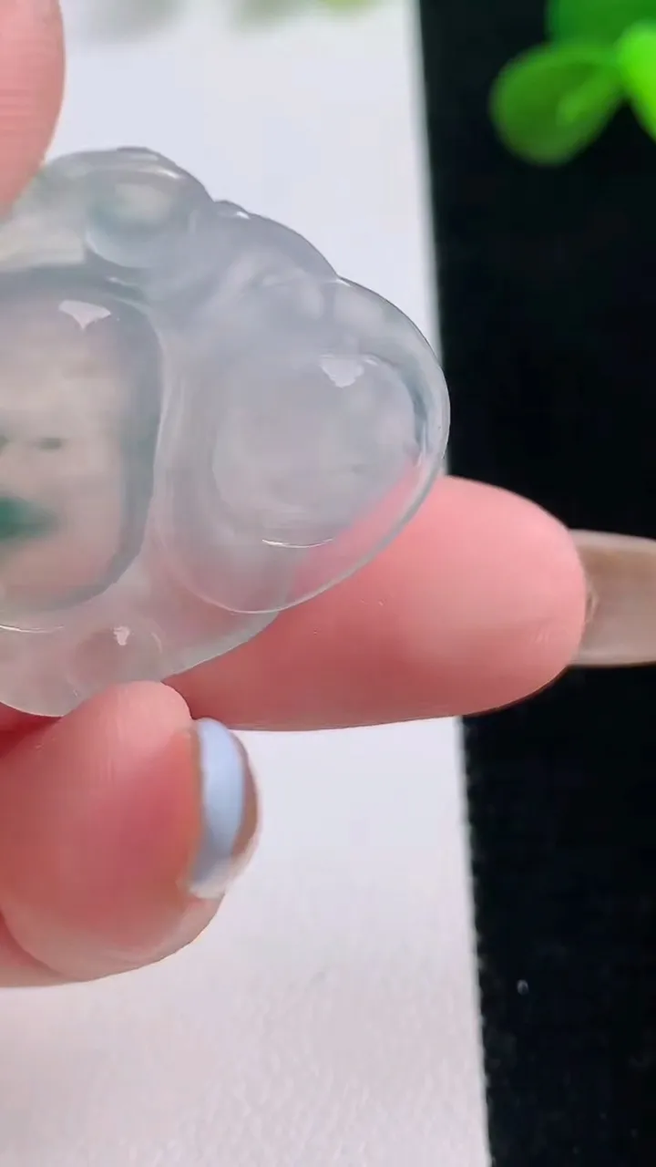 天然A货翡翠种飘花佛公吊坠，尺寸28-30.6-6，重量:8.15g
11月19日