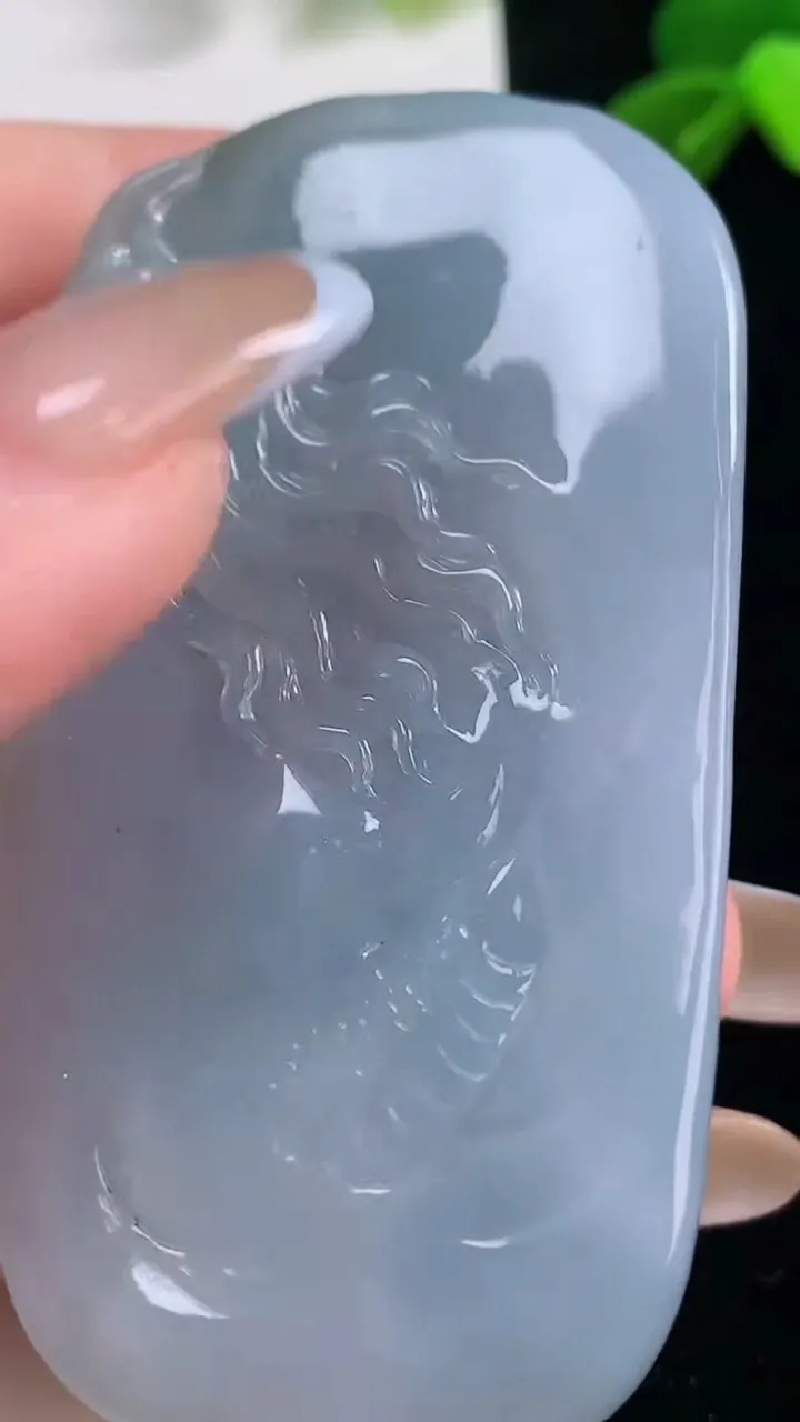 天然A货翡翠紫罗兰龙牌吊坠，尺寸69.2-38.7-19.4，重量:97.97g
11月19日