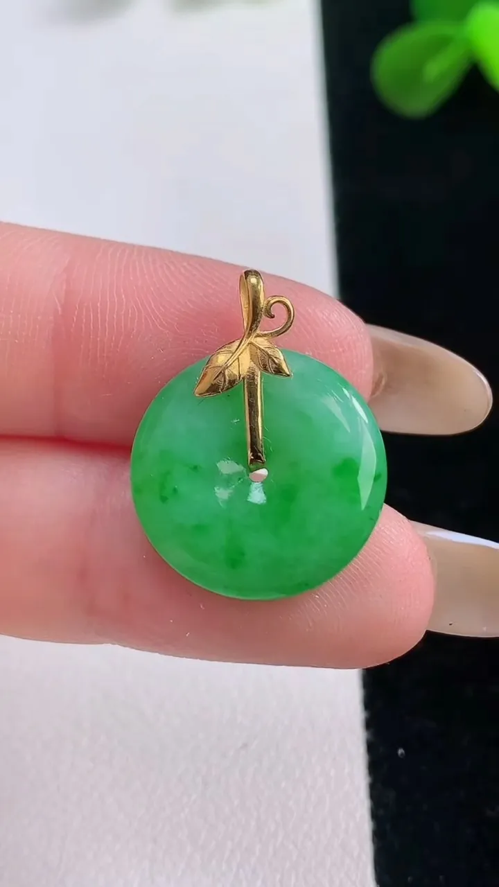 天然A货翡翠平安扣吊坠，尺寸17.4-3.4，重量:2.35g
11月19日