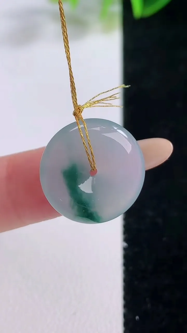 天然A货翡翠冰种飘花平安扣吊坠，尺寸17.7-3.6，重量:2.64g
11月19日