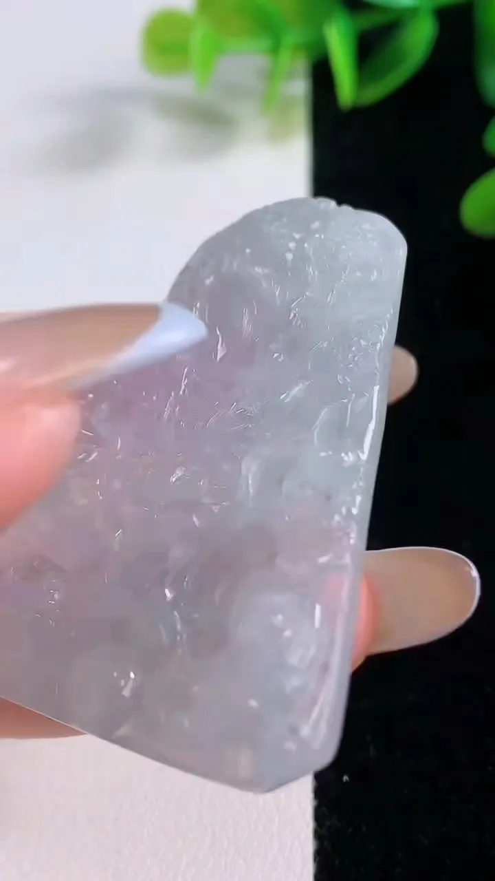 天然A货翡翠冰种飘花龙牌吊坠，尺寸48-39.8-5.4，重量:19.26g
11月19日